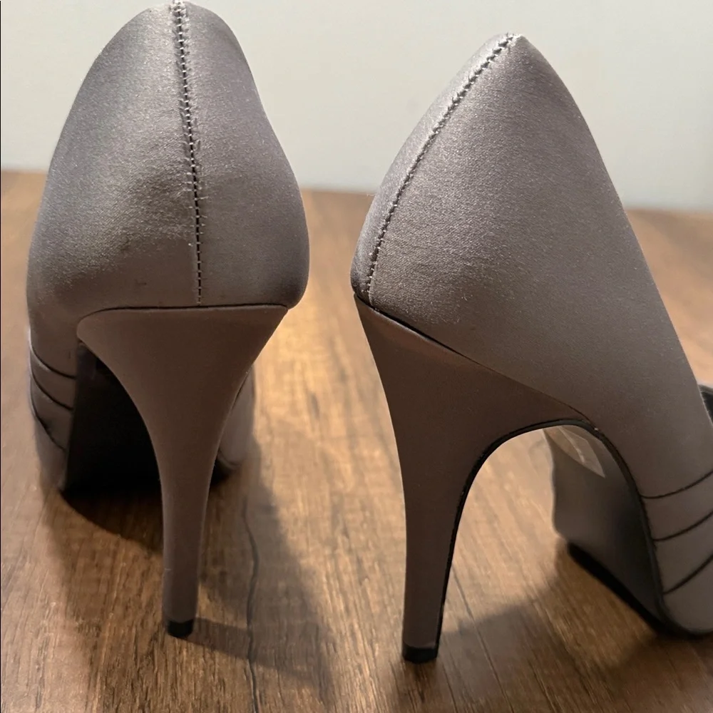Kelly & Katie Elegant Gray Peep Toe‎ Heels